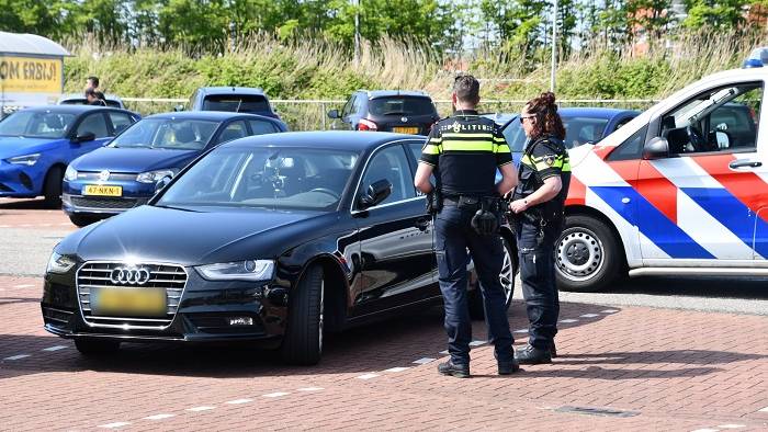 de politie assisteerde met het invullen van schadeformulieren