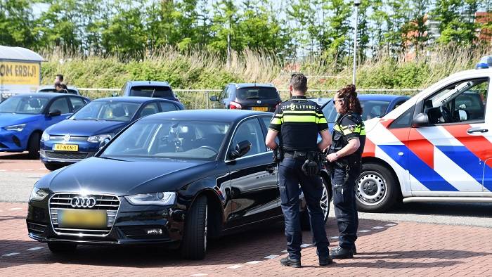 de politie assisteerde met het invullen van schadeformulieren