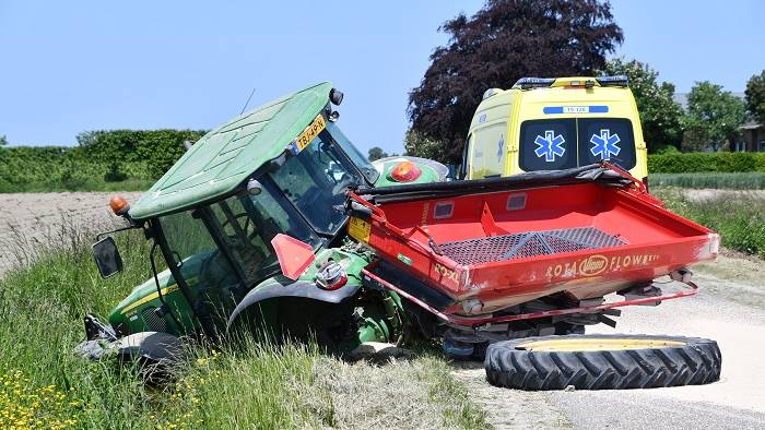 tractor in de sloot