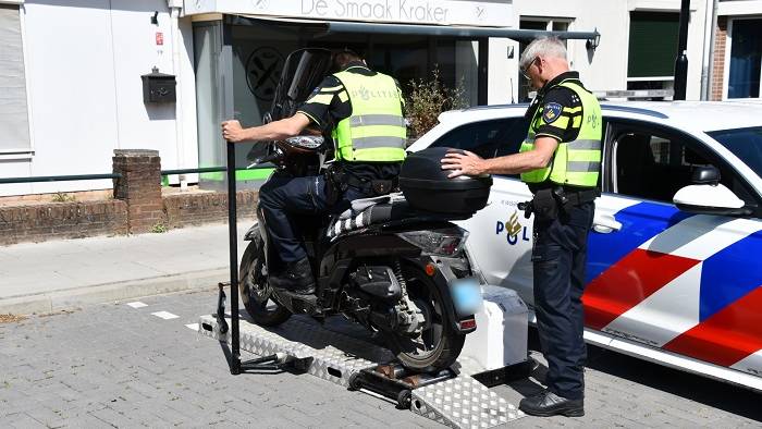 politie test scooter op rollenbank