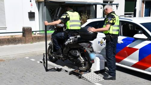 politie test scooter op rollenbank