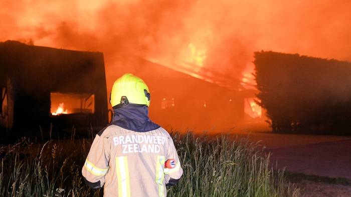 schuren in de as gelegd bij Oudelande