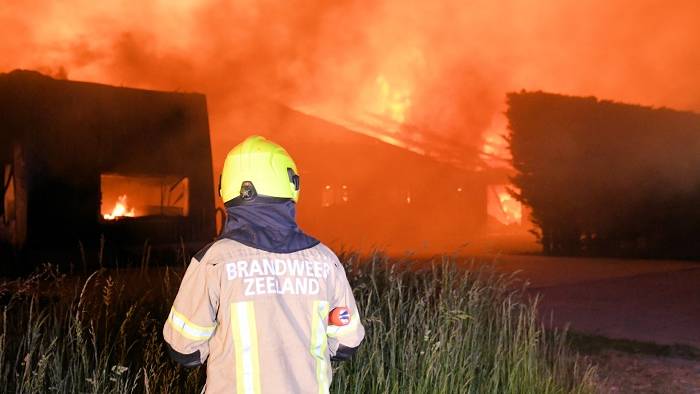 schuren in de as gelegd bij Oudelande