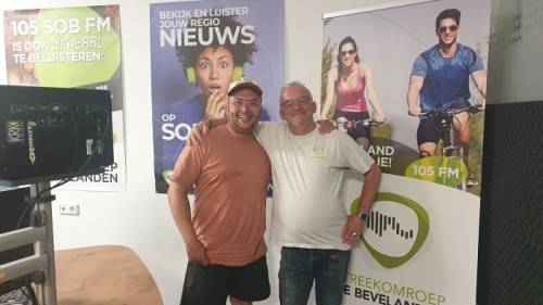 Reza Geleedst (l) te gast bij 105 SOB FM