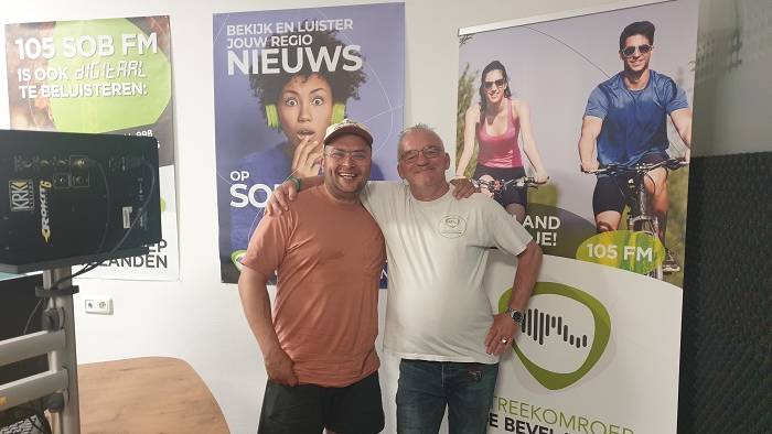 Reza Geleedst (l) te gast bij 105 SOB FM