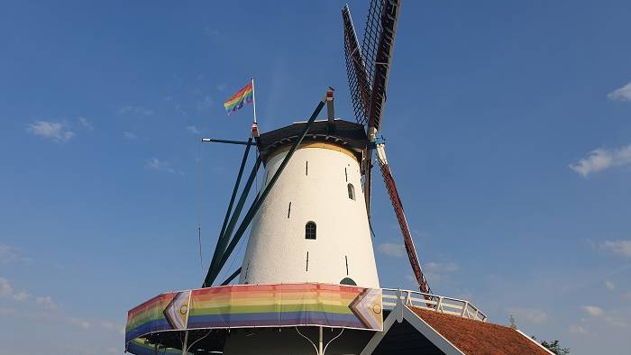 de molen van Kloetinge staat er gekleurd op