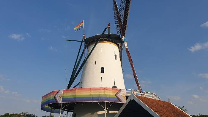 de molen van Kloetinge staat er gekleurd op