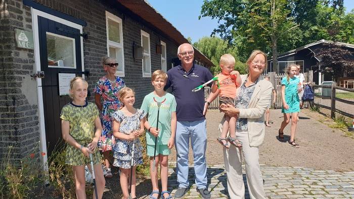 wethouder Joan Veldhuizen met zwerfafvalrapers