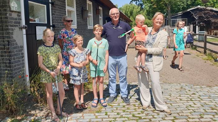 wethouder Joan Veldhuizen met zwerfafvalrapers