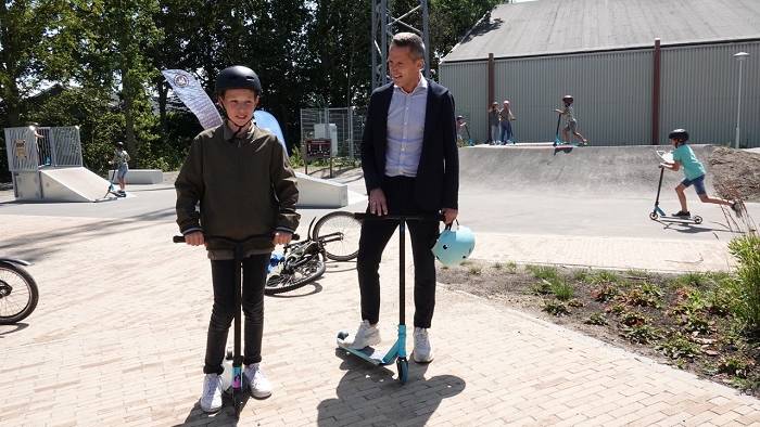 kinderburgemeester Lucas de Vissen en wethouder Jon Herselman met step op de pumptrackbaan