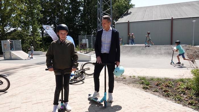 kinderburgemeester Lucas de Vissen en wethouder Jon Herselman met step op de pumptrackbaan
