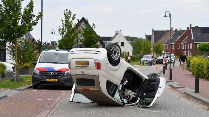 de auto belandde op z'n kop in de woonwijk