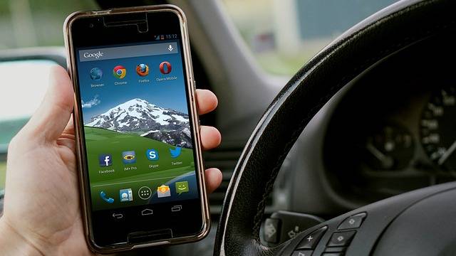 niet handsfree gebruik van een mobiele telefoon achter het stuur