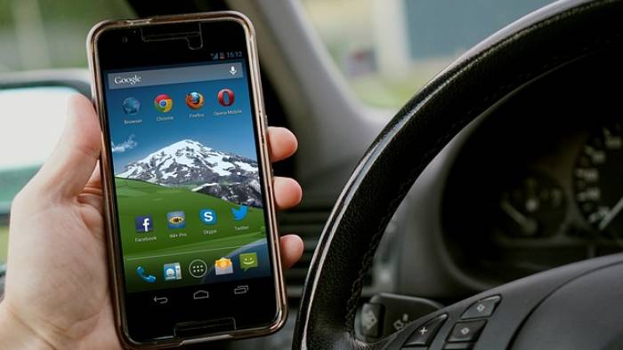 niet handsfree gebruik van een mobiele telefoon achter het stuur