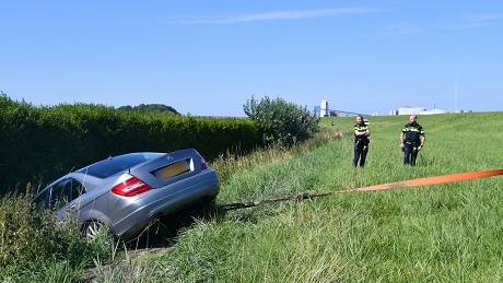 de auto wordt uit de sloot getrokken