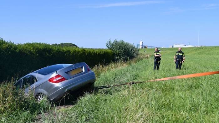 de auto wordt uit de sloot getrokken