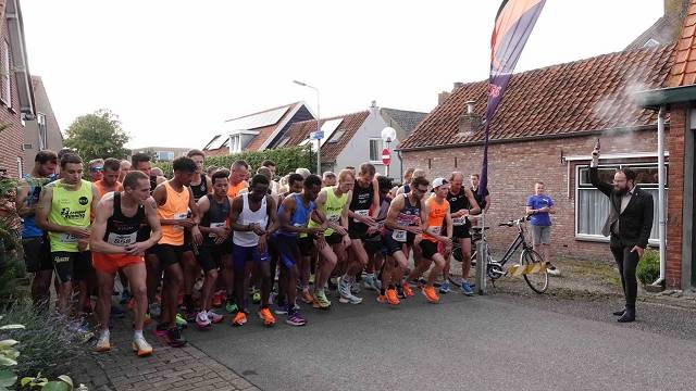 internationaal deelnemersveld aan de start van '15 van Wolphaartsdijk'