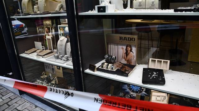 kapot geslagen vitrine bij Hutjens Edelsmederij