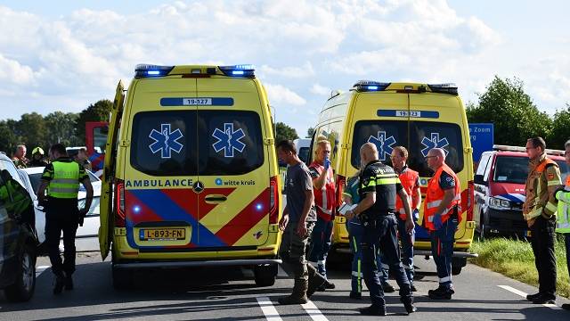 hulpdiensten op de Goesestraatweg bij 's-Gravenpolder