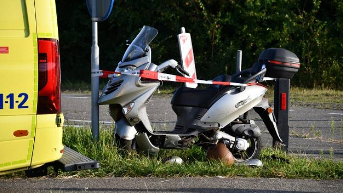 scooterrijder gewond na botsing met betonblok