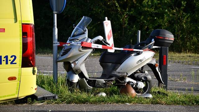 scooterrijder gewond na botsing met betonblok