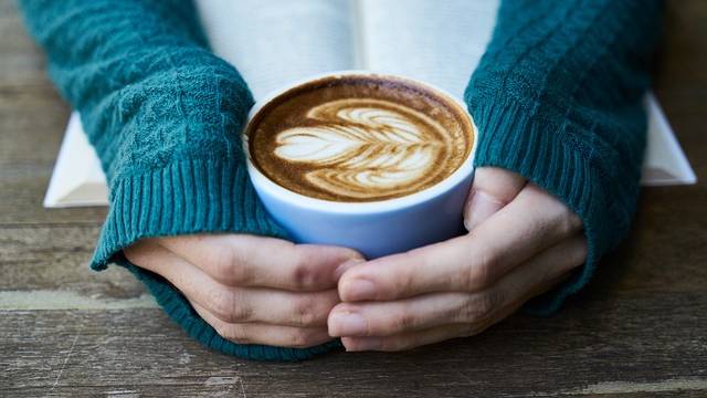 een gezellige koffie en andere inwoners ontmoeten in de 'KletsCorner'