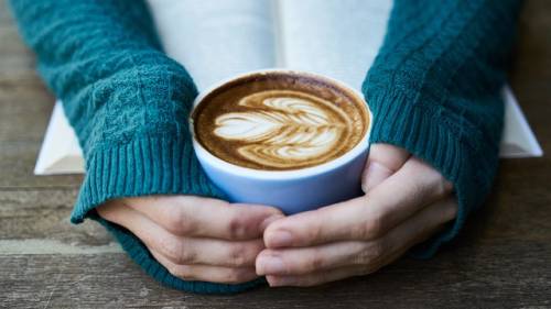 een gezellige koffie en andere inwoners ontmoeten in de 'KletsCorner'