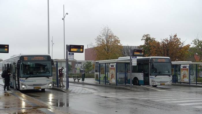 Het busplein bij het station in Goes