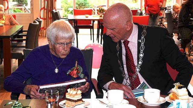 mevrouw Helder viert haar 100e verjaardag