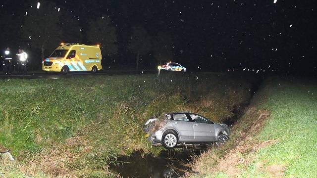 auto in de sloot bij Yerseke