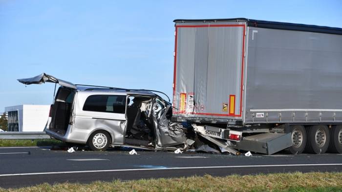 vier inzittende van het taxibusje raakten gewond