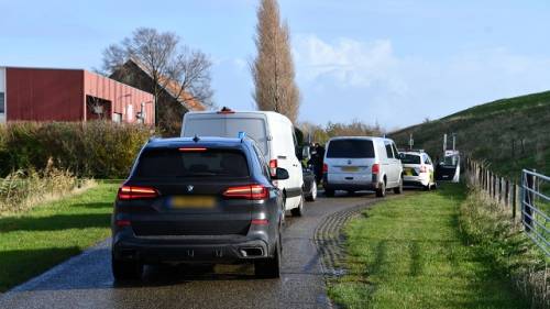 opsporingsdiensten aan de zeedijk bij Rilland