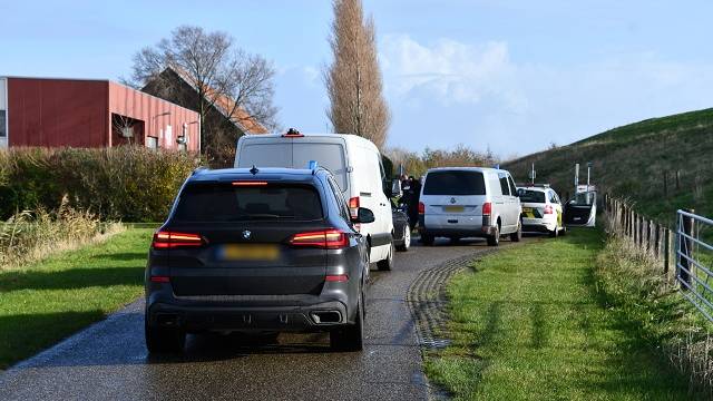 opsporingsdiensten aan de zeedijk bij Rilland
