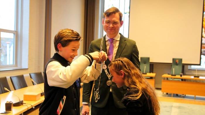 vlnr Lucas de Visser, burgemeester Constantijn Jansen op de Haar en Claire van Moort