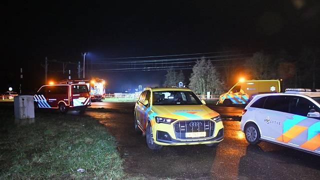 de motorrijder werd gevonden op een terrein naast de spoorbaan