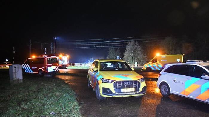 de motorrijder werd gevonden op een terrein naast de spoorbaan