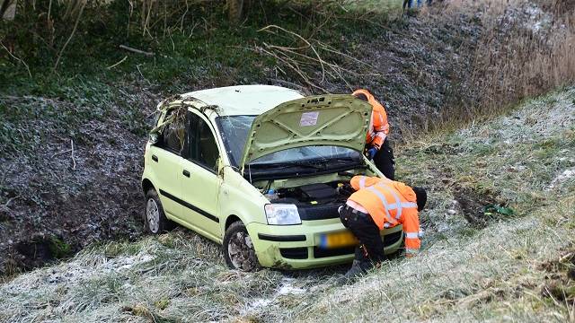 de auto belandde door gladheid in de sloot
