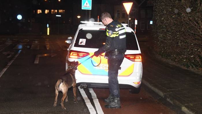 met een speurhond werd de omgeving afgezocht