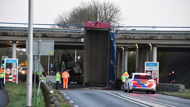 vrachtwagen rijdt tegen viaduct A58