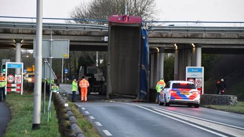 vrachtwagen rijdt tegen viaduct A58
