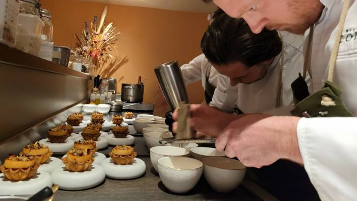 chef-kok Wouter Kik aan het werk in Restaurant Codium