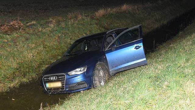 auto belandt in sloot bij Wilhelminadorp