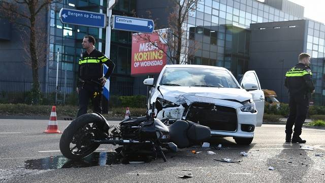 aanrijding op de kruising Van de Spiegelstraat - Zonnebloemstraat Goes