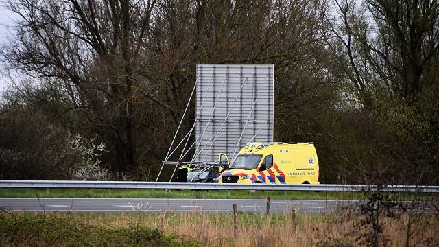 auto rijdt dwars door verkeersbord A58