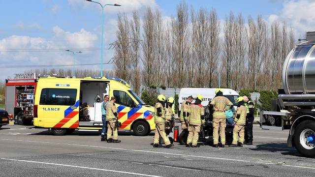 motorrijder belandt onder vrachtwagen