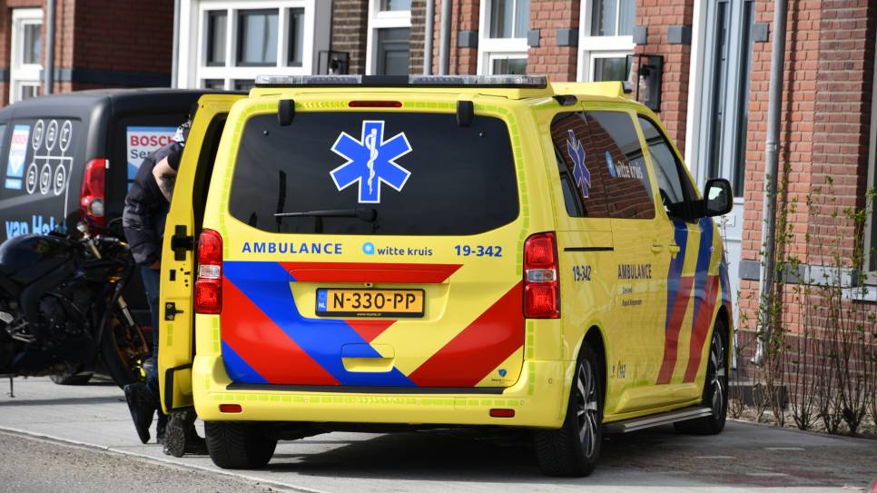 ambulancemedewerkers hebben zich over het slachtoffer ontfermd