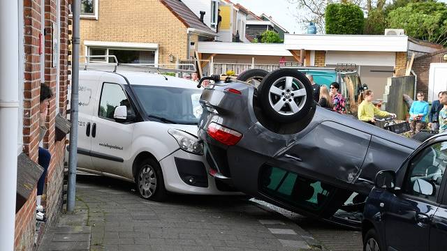 de auto landde op een andere auto