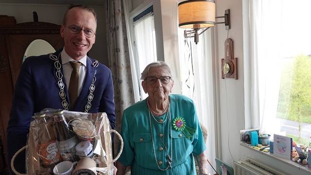 de jarige mevrouw Lock met burgemeester Cees van den Bos