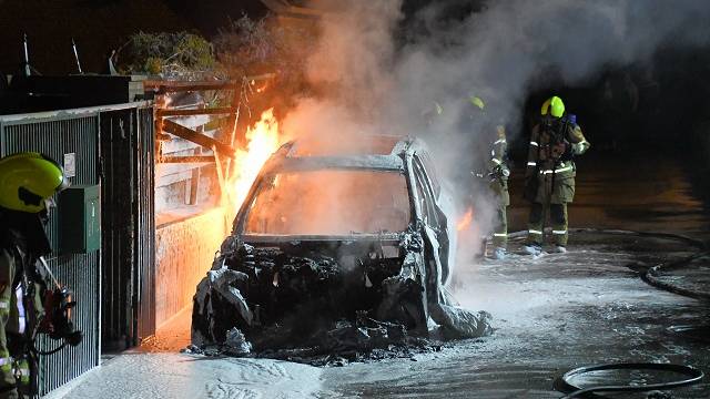 hybride auto in vlammen opgegaan