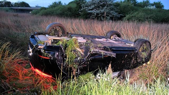 de bolide kwam ondersteboven tot stilstand in een sloot